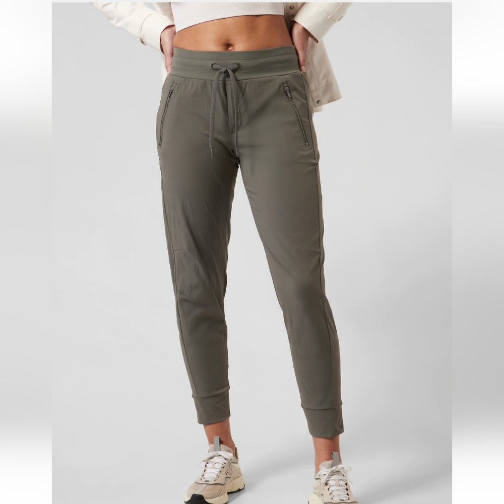 EUC 8P Athleta Petite Trekkie North Jogger